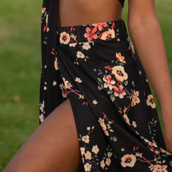 Long high slit skirt - Picture 2 of 5